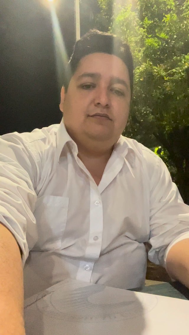 Román Cuyer hablando a cámara