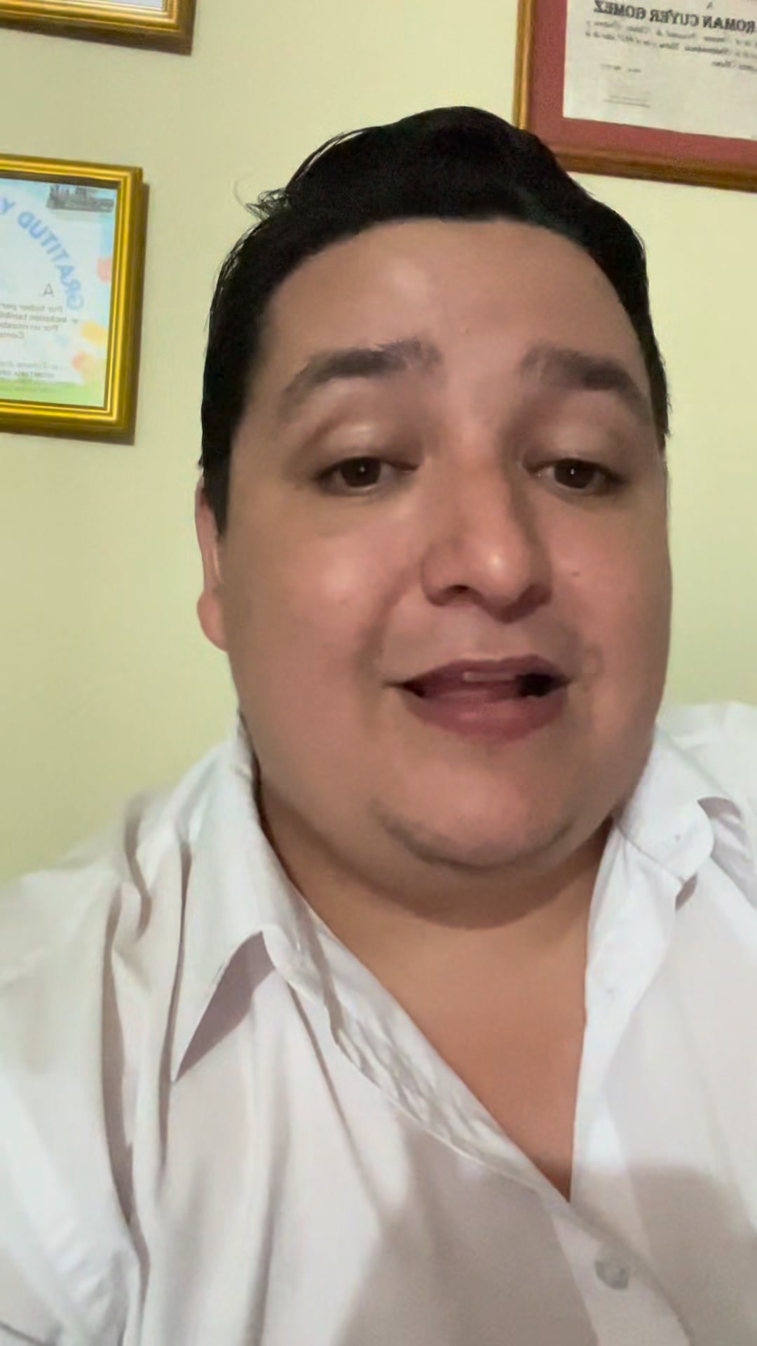 Román Cuyer contando sus propuestas