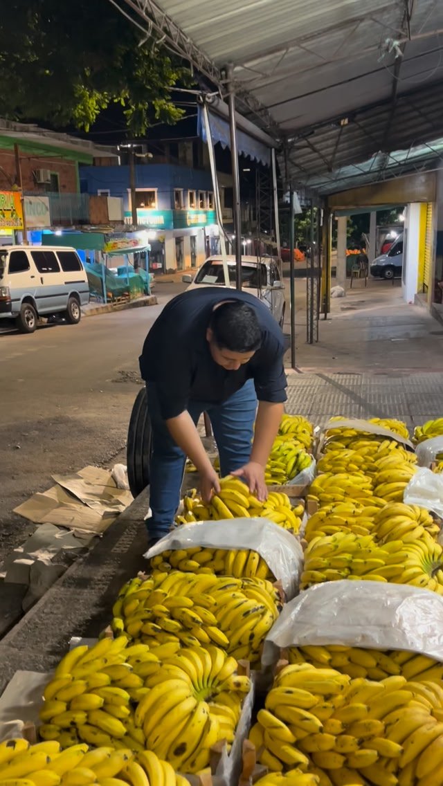 Román Cuyer colaborando con trabajadores